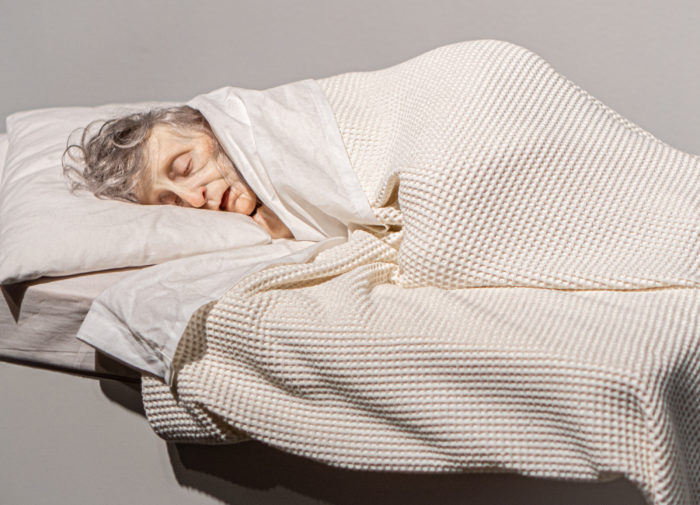 Ron Mueck - Old woman in bed